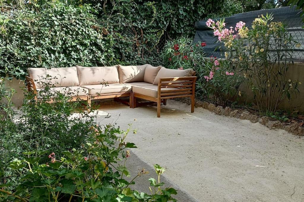 Grand Appartement, 2 Chambres Et Jardin นีมส์ ภายนอก รูปภาพ
