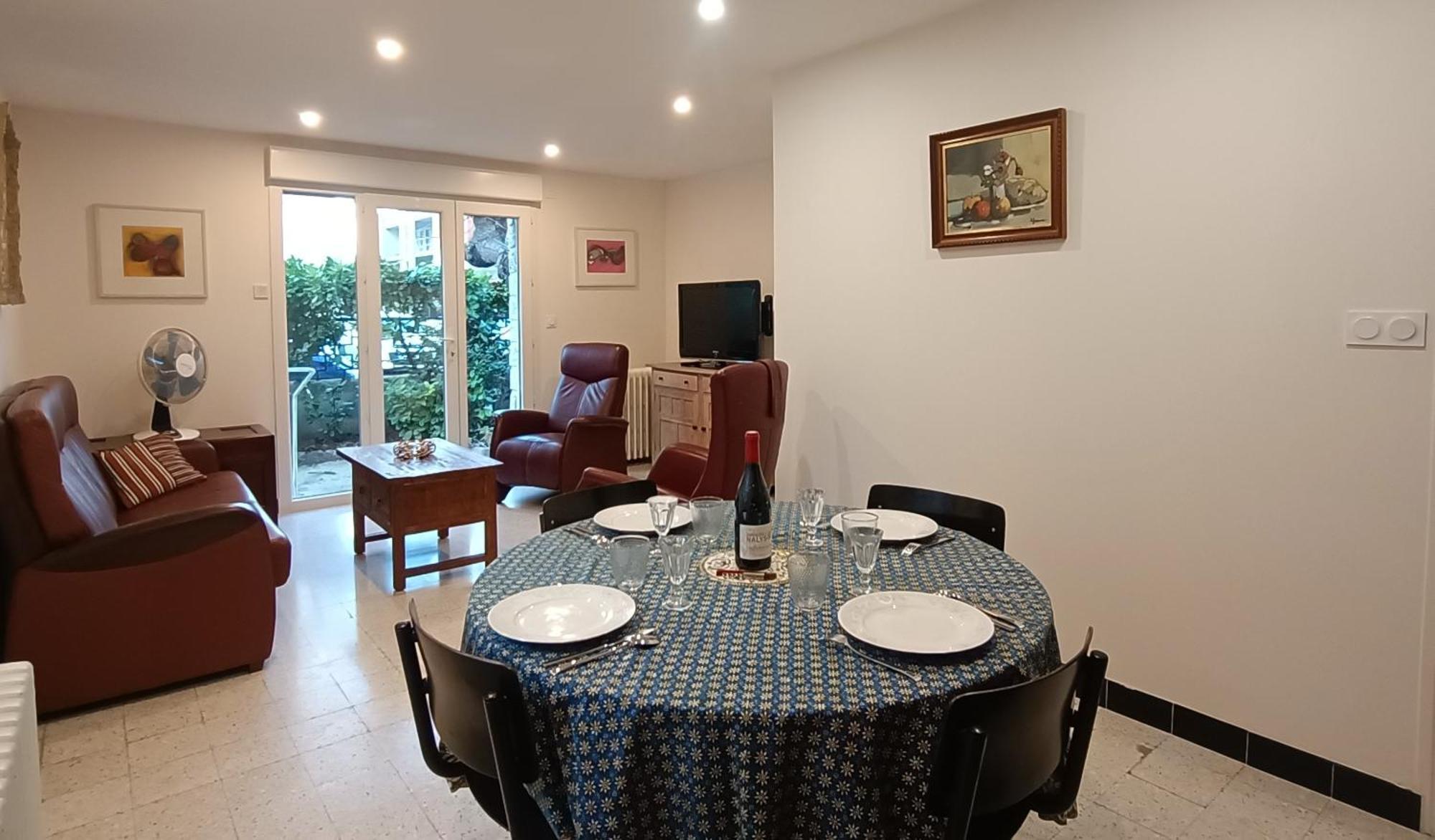 Grand Appartement, 2 Chambres Et Jardin นีมส์ ภายนอก รูปภาพ